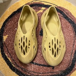 Yeezy Foam Runner (Sulfur)size 10 no box